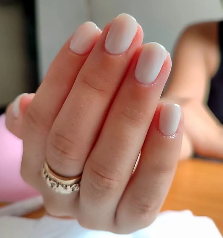 Uñas cortas nude lechoso con acabado brillante