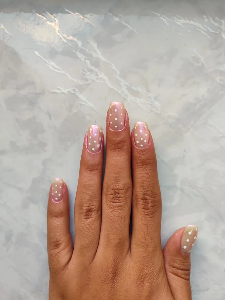 Uñas almendradas rosa con brillo y detalles blancos