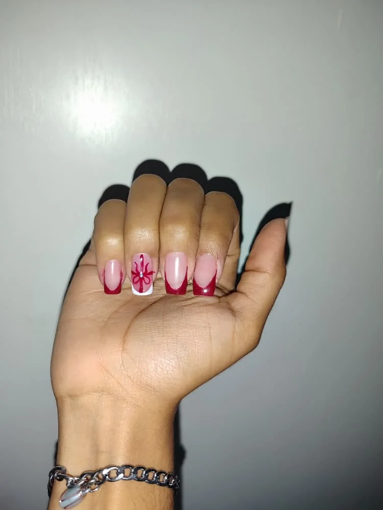 Uñas largas con francesa rosa y adornos florales